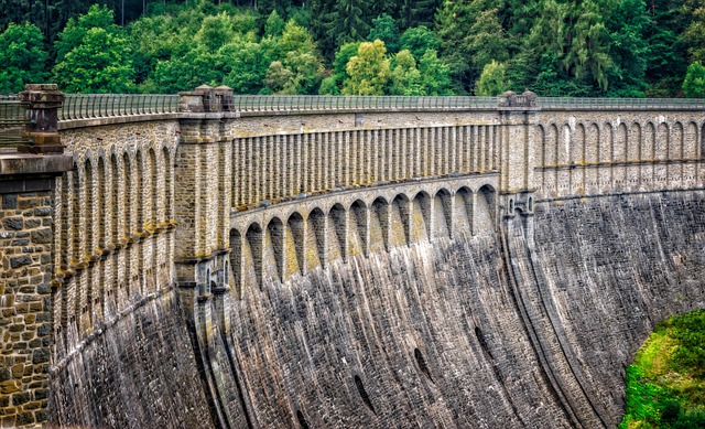 retaining-wall-640x480-87542412.jpeg