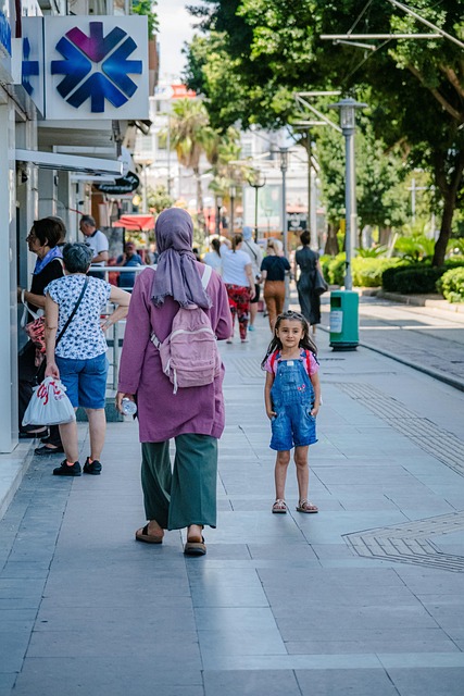 sidewalk-640x480-47181075.jpeg