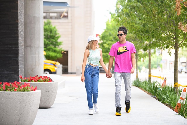 sidewalk-640x480-63291847.jpeg